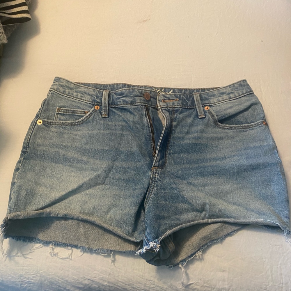 Medium universal thread dark washed denim shorts